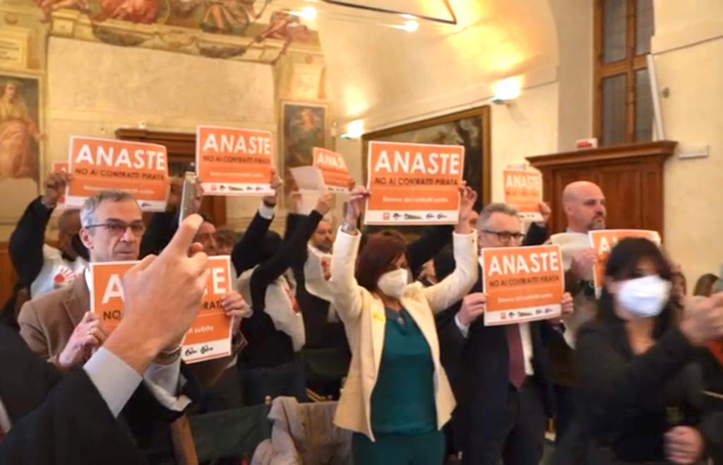 Flash mob dei sindacati stamani a Roma contro Anaste